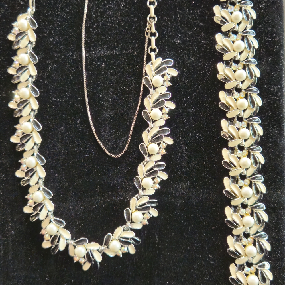 Elegant Silver and Cream Floral Necklace Set